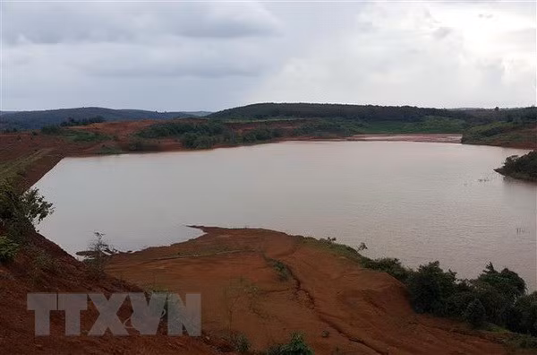 Đập chứa nước thải từ quá trình tuyển rửa quặng bauxite Nhà máy Alumin Nhân Cơ. (Ảnh: Hưng Thịnh/TTXVN)
