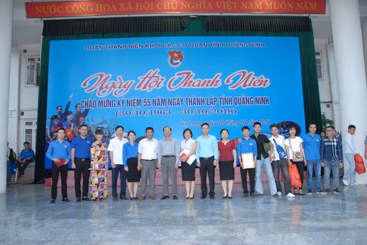 Các đại biểu trao phần thưởng cho đại diện 6 đội thi tham gia tại ngày hội Thanh niên năm 2018.