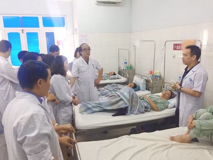 Các học viên thực hành khám lâm sàng dưới sự hướng dẫn của các chuyên gia đến từ Bệnh viện K trung ương