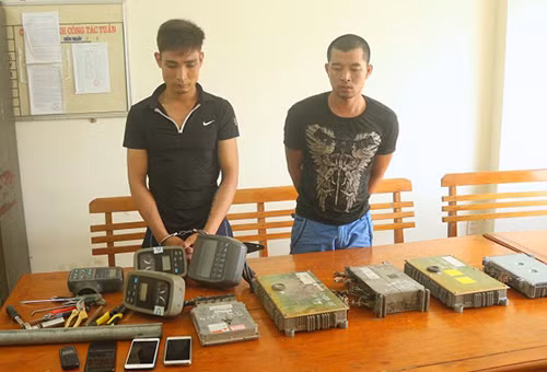 Hai nghi can cùng tang vật tại cơ quan điều tra. Ảnh: C.A