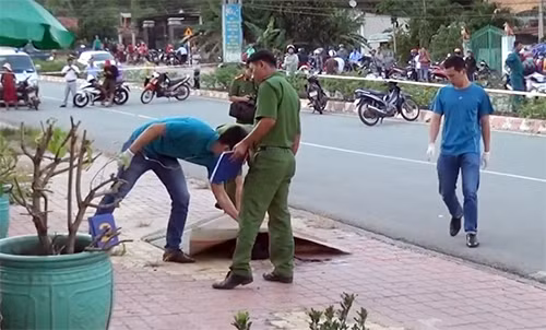 Cảnh sát khám nghiệm nơi chủ quán nước ở Bình Dương bị tên cướp đâm gục. Ảnh: Nguyệt Triều.