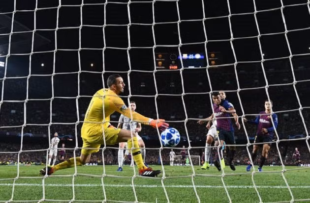 Rafinha chơi khá ổn ở vị trí mà Messi để lại.