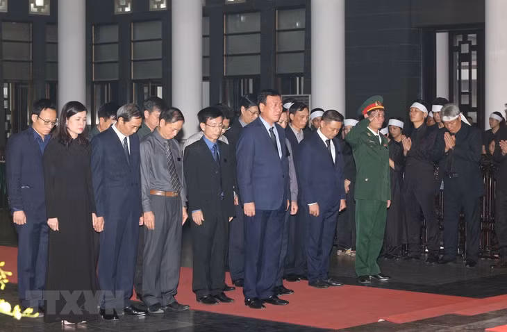 Đoàn Tỉnh ủy, HĐND, UBND, Ủy ban MTTQ Việt Nam tỉnh Nam Định viếng nguyên Tổng Bí thư Đỗ Mười. (Ảnh: Dương Giang/TTXVN)