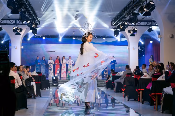  Mới đây, show diễn nghệ thuật với chủ đề tôn vinh tà áo dài truyền thống Việt Nam đã chính thức được giới thiệu đến những người yêu thích văn hóa trong và ngoài nước tại thành phố biển Đà Nẵng. Ảnh: Hải Nguyễn. 