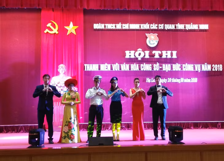 Phần thi trình diễn thời trang của ĐVTN Sở Giao thông - Vận tải.