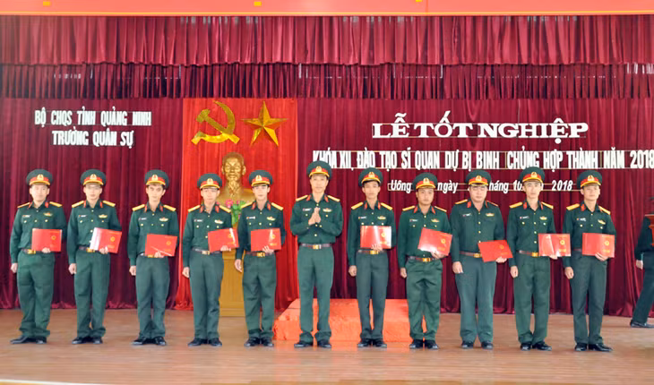 Các học viên nhân giấy chứng nhận tốt nghiệp khóa đào tạo Sáng 25/10, tại Trường Quân sự tỉnh, Bộ CHQS tỉnh tổ chức lễ tốt nghiệp đào tạo Sỹ quan dự bị Binh chủng hợp thành khóa XII năm 2018.