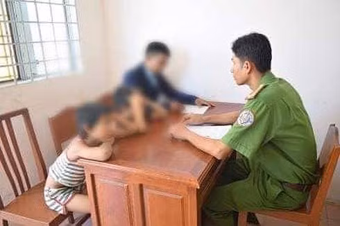 Hai đứa con của anh A. tại cơ quan công an. Ảnh: Công an Trà Vinh