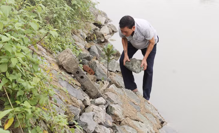 Ông Phạm Thế Hà kè đá hai bên bờ sông Trới.