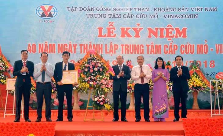 Đồng chí Lê Minh Chuẩn, Bí thư Đảng ủy, Chủ tịch Hội đồng thành viên TKV tặng bằng khen của Bộ Công thương cho tập thể TTCCCM.