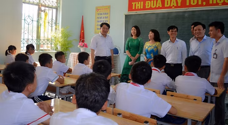 Cán bộ Công ty nhiệt điện Mông Dương động viên học sinh Trường Tiểu học - THCS xã Cẩm Hải trước thềm năm học mới