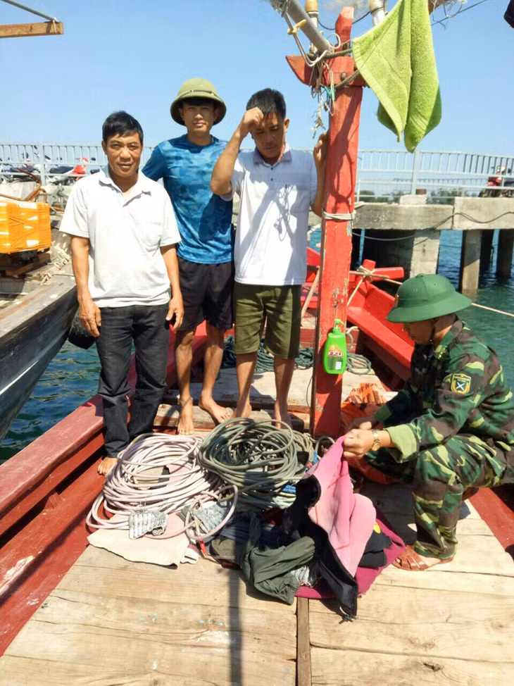 Đội Tuần tra kiểm soát Đồn Biên phòng Cô Tô kiểm tra các tang vật.