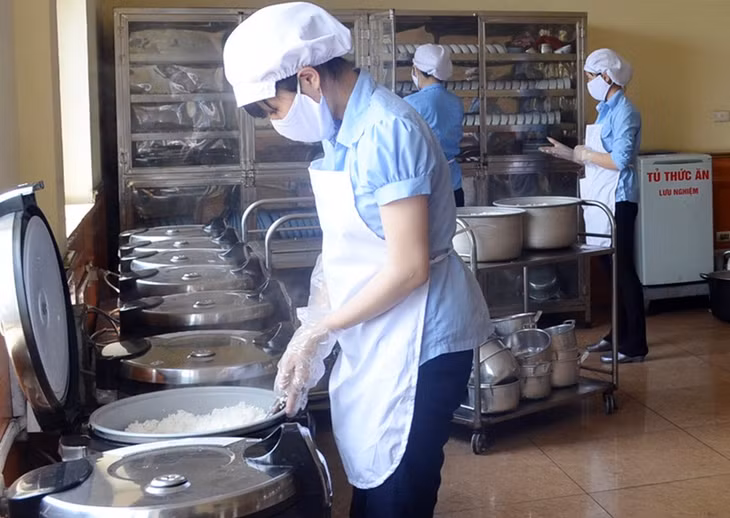 Lao động nữ trong ngành Than làm việc ở các khâu phụ trợ, phục vụ nhưng đóng góp rất lớn kết quả sản xuất của đơn vị.