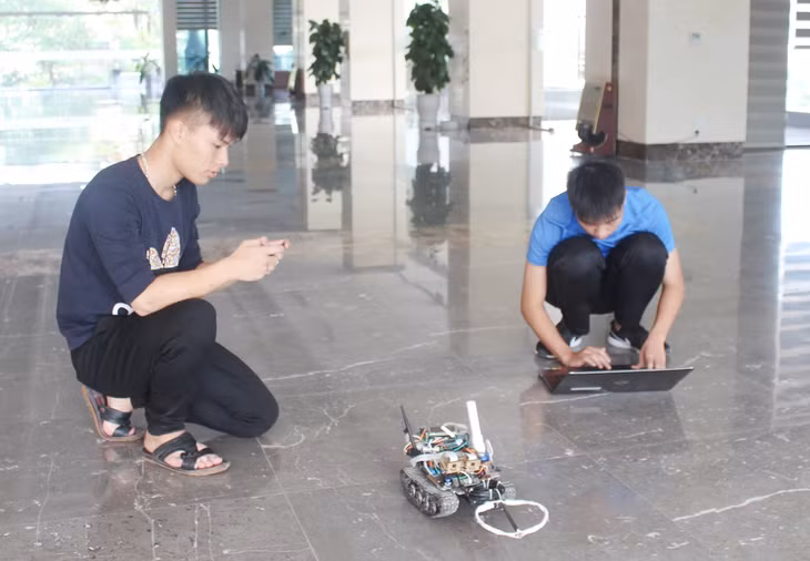 Rô bốt tự hành phát hiện, định vị, dò mìn.