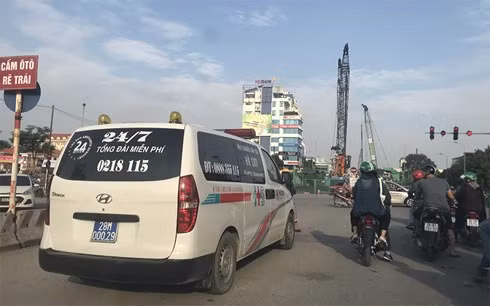 Xe ô tô cứu thương mang biển xanh va chạm giao thông chiều 14/10.