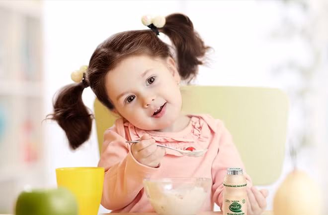 Lưu ý quan trọng nhất khi mới lên thực đơn cho con là phải hiểu nhu cầu con, hiểu tuổi đó con cần ăn gì? Có phù hợp với tình trạng răng miệng hay không. Cha mẹ cần tìm hiểu thực phẩm có thể biến đổi tương đương và chọn thực phẩm có lợi để bổ sung cho con.