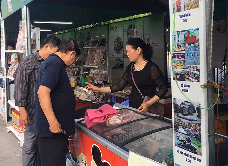 Gian hàng Cô Tô thu hút người dân tới mua sắm.