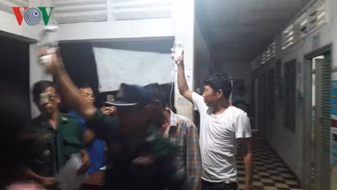 Nạn nhân ngộ độc rượu đang được đưa đi cấp cứu.