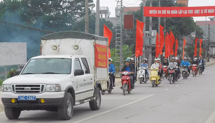 Các lực lượng chức năng huyện Ba Chẽ diễu hành tuyên truyền phòng, chống HIV/AIDS năm 2017 Ảnh: Ngọc Lợi (CTV)