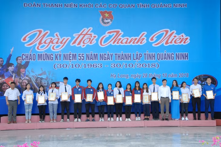 17 Tài năng trẻ năm 2017 được biểu dương tại ngày hội Thanh niên 2018.