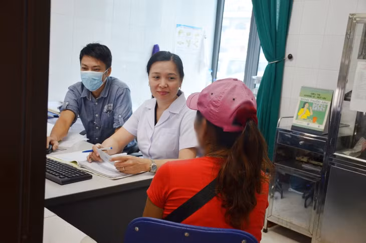 Bác sĩ tại Trung tâm y tế TP Hạ Long tuyên truyền cho người nhiễm HIV tiếp tục duy trì việc tham gia BHYT