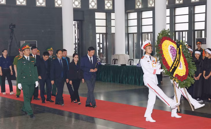 Đoàn Tỉnh ủy, HĐND, UBND, Ủy ban MTTQ Việt Nam tỉnh Quảng Ninh do đồng chí Nguyễn Văn Đọc, Bí thư Tỉnh uỷ, Chủ tịch HĐND tỉnh dẫn đầu viếng Chủ tịch nước Trần Đại Quang.