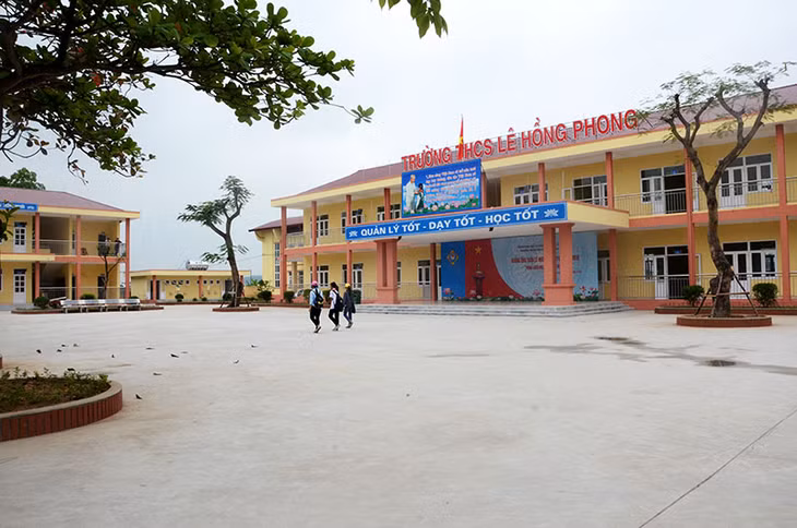 Thí sinh trả lời câu hỏi phần thi tại Hội thi báo cáo viên giỏi huyện Hoành Bồ năm 2018.