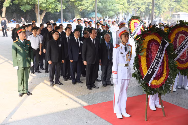 Đoàn Văn phòng Chính phủ do đồng chí Mai Tiến Dũng, Ủy viên Trung ương Đảng, Bộ trưởng, Chủ nhiệm Văn phòng Chính phủ làm Trưởng đoàn, vào viếng đồng chí Đỗ Mười tại Nhà tang lễ quốc gia, Hà Nội. Ảnh: VGP/Nhật Bắc