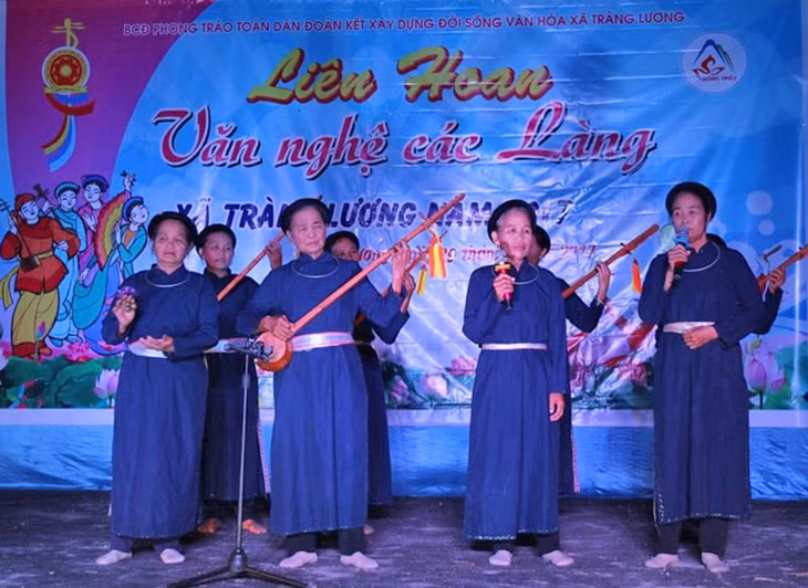 Nhân dân xã Tràng Lương (TX Đông Triều) tham gia văn nghệ tại Liên hoan Văn nghệ các làng của xã Tràng Lương năm 2017. Ảnh:Thanh Tùng (Đông Triều).