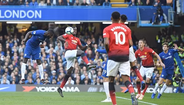 Rudiger di chuyển khôn ngoan, thoát khỏi sự kèm cặp của Pogba để mở tỷ số. Ảnh: DM.