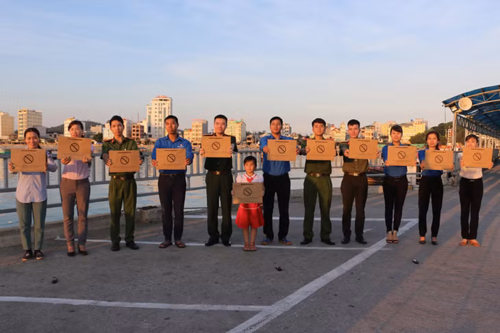 Các ban, ngành, đoàn thể huyện Cô Tô tuyên truyền khẩu hiệu “Cô Tô nói không với túi ni lông”.