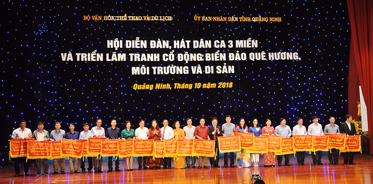 Ban tổ chức trao Cờ lưu niệm cho các đoàn tham gia Hội diễn tại lễ khai mạc.