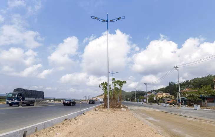 Tuyến đường 10 làn, TP Hạ Long ngầm hóa toàn bộ tuyến điện dọc đường 10 làn từ nút giao Minh Khai đến đường Hoàng Quốc Việt
