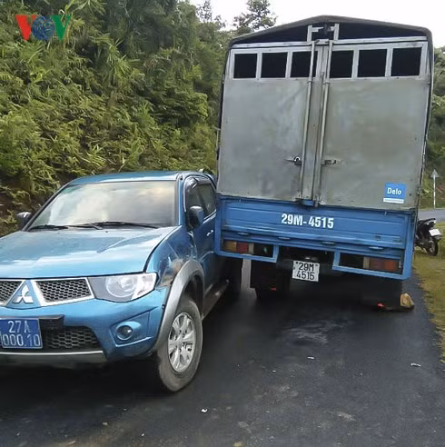 Xe công vụ của Hạt Kiểm lâm huyện Tủa Chùa bị gãy cánh cửa bên lái, hư hỏng phần đầu xe.