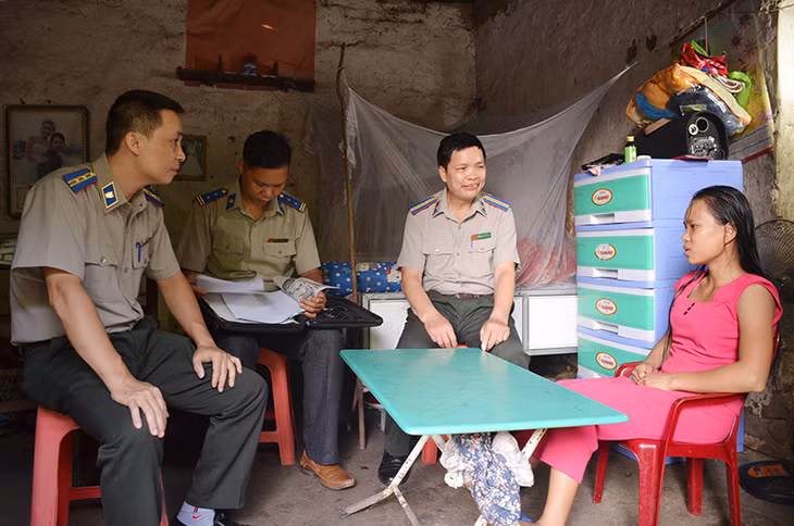 Cán bộ Chi cục THADS huyện Bình Liêu đến tuyên truyền, vận động người nhà đương sự tự nguyện thi hành án