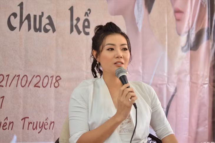  Thanh Hương cho rằng việc cấm hút thuốc trên phim cũng hơi cứng nhắc.