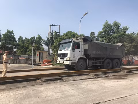 CSGT Đội 2 kiểm tra tải trọng phương tiện