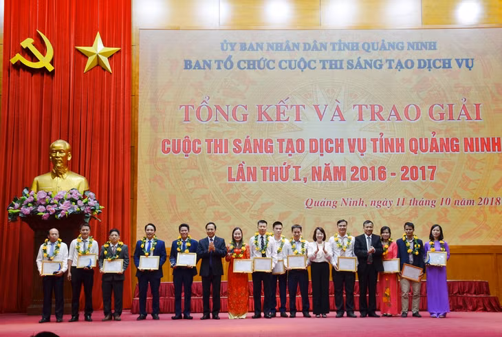 Ban Tổ chức Cuộc thi Sáng tạo Dịch vụ tỉnh Quảng Ninh lần thứ I, năm 2016-2017, trao 5 giải nhất cho các ý tưởng, đề tài, giải pháp xuất sắc ở các lĩnh vực.