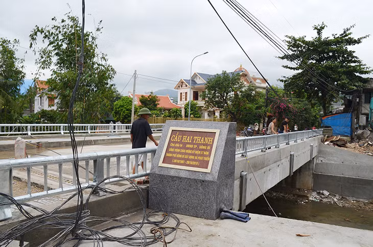 Cây cầu Hai Thanh được gắn biển công trình 