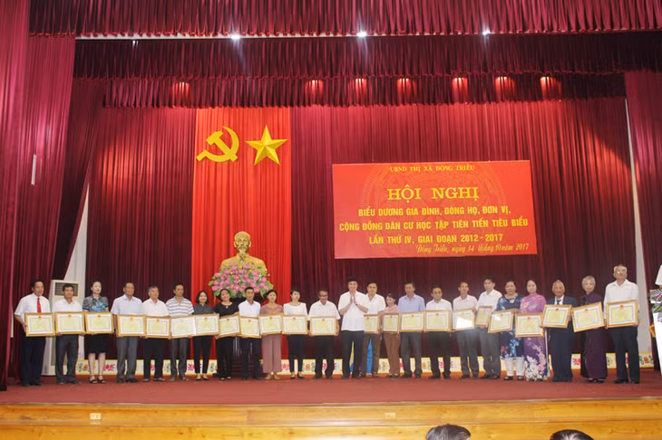 UBND TX Đông Triều khen thưởng các gia đình, dòng họ, đơn vị, cộng đồng dân cư học tập tiên tiến tiêu biểu giai đoạn 2012-2017 Ảnh: Thu Trang (Trung tâm TT-VH Đông Triều)