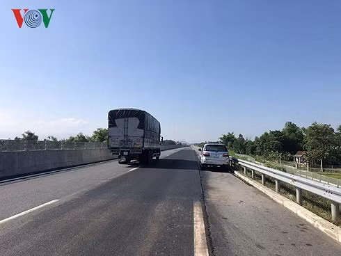 Cao tốc Đà Nẵng - Quảng Ngãi vừa đưa vào sử dụng đã vá chằng chịt