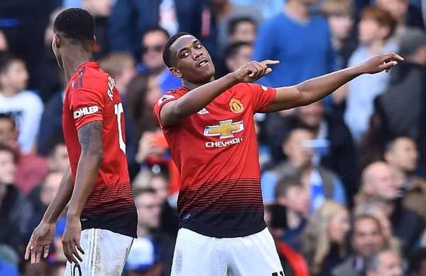 Martial (phải) là người hùng của Man Utd tối 20/10 khi lập cú đúp. Ảnh: AP.
