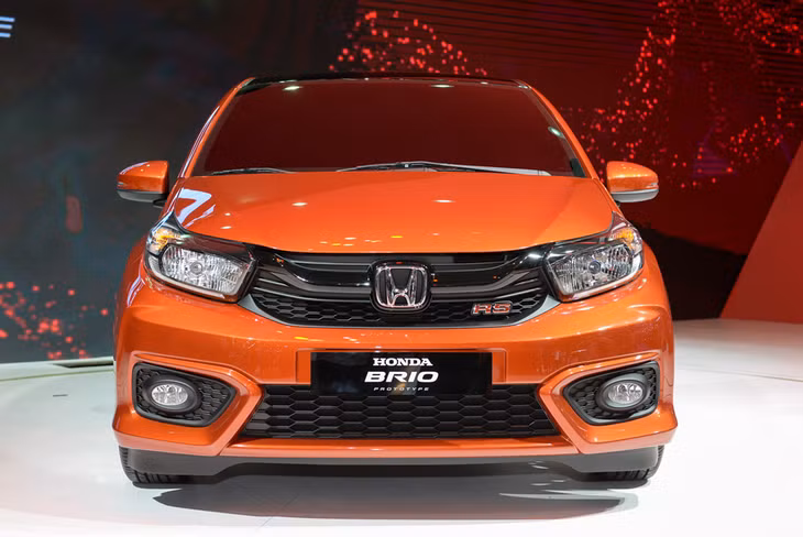 Ở Indoneisa, Honda Brio có giá bán từ 9.150 USD (213,2 triệu đồng) đến 12.510 USD (291,5 triệu đồng). Xe về Việt Nam khá sớm, chỉ sau hơn 2 tháng ra mắt lần đầu tiên tại thị trường Indonesia. Trong khi thị trường trường khác như Thái Lan vẫn phân phối Honda Brio đời cũ.