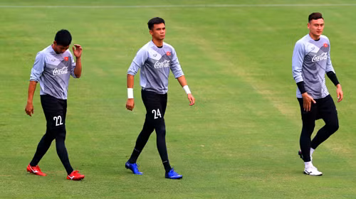 Thủ môn Văn Cường (giữa) thuộc số cầu thủ bị gạt khỏi danh sách dự AFF Cup.