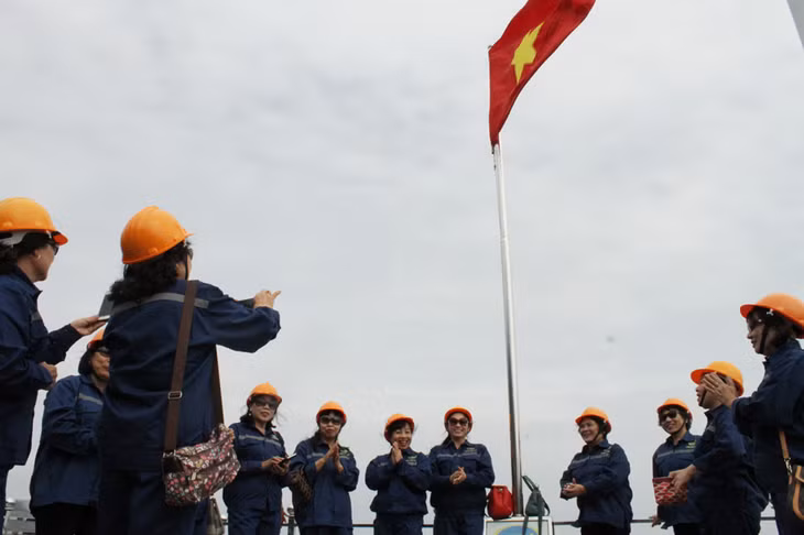 Du khách bắt nhịp bài hát