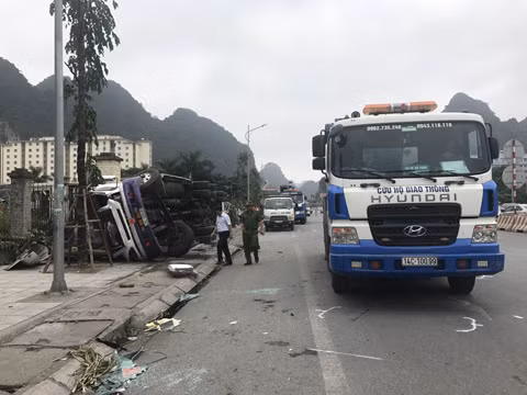 Lực lượng chức năng tiến hành di dời phương tiện bị tai nạn để giải phóng giao thông 