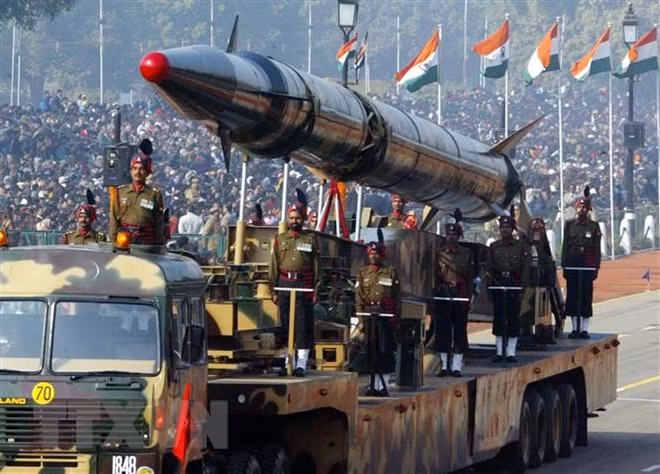 Tên lửa Agni II tại lễ diễu binh ở New Delhi, kỷ niệm 57 năm ngày Cộng hòa Ấn Độ 26/1/2016. (Nguồn: AFP/TTXVN)