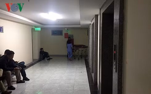 Khoảng 0h30 ngày 19/10, các cơ quan chức năng lên tầng 31 đưa người phụ nữ tình nghi đi.