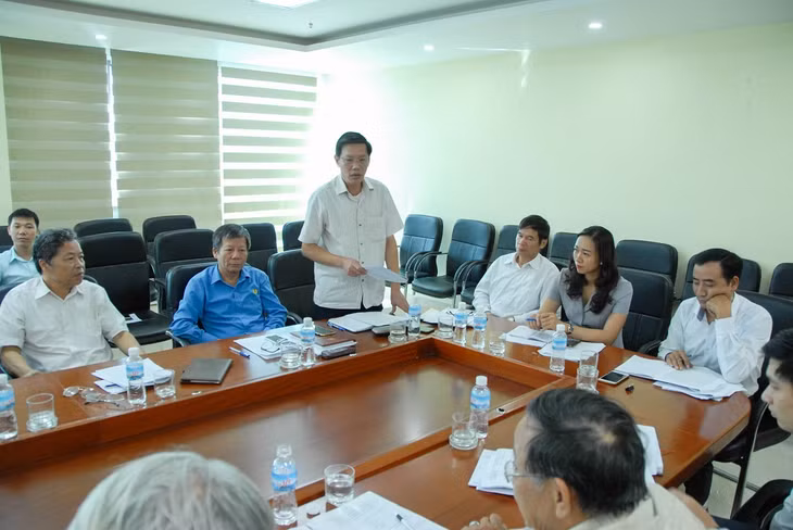 Đồng chí Trương Thành Công, Trưởng Ban Dân vận, Chủ tịch MTTQ TP Cẩm Phả báo cáo tình hình thực hiện quy chế dân chủ tại địa phương.
