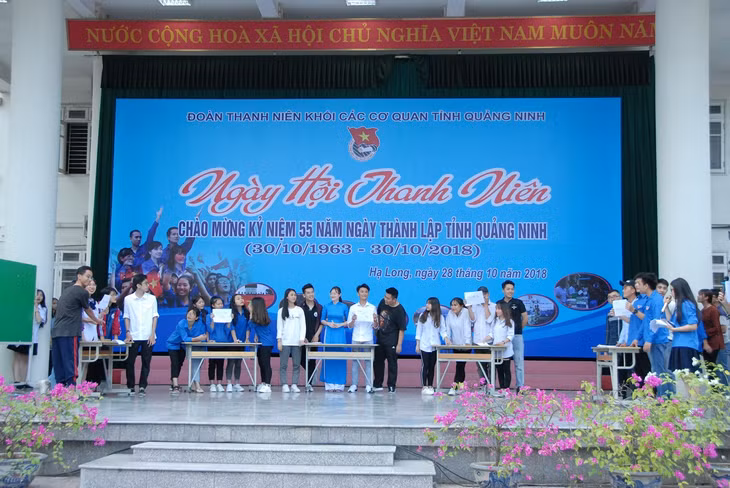 Các đội thi tìm hiểu kiến thức về phòng chống tệ nạn xã hội.