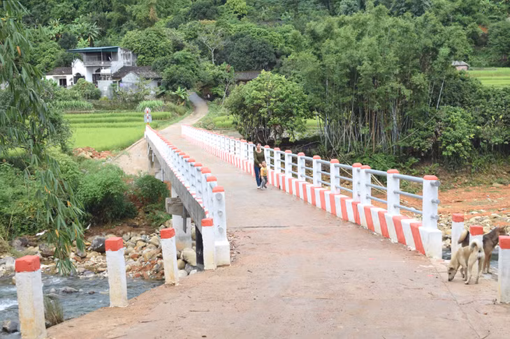 Chiếc cầu nối liền đôi bờ không chỉ mang lại niềm vui cho các hộ dân Kỳ Tau, yhoon Nà Luông, xã Lục Hồn mà cả các thôn lân cận của xã Đồng Tâm, huyện Bình Liêu
